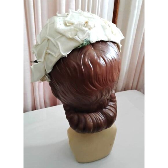 50s 60s Vintage Romantic White Silk Floral Half Hat, Bridal Headpiece - Picture 4 of 5